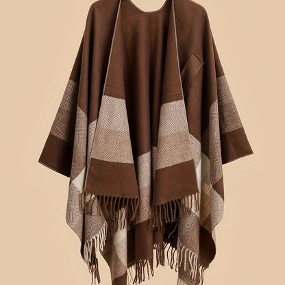 Poncho capa de mujer con flecos y frente abierto