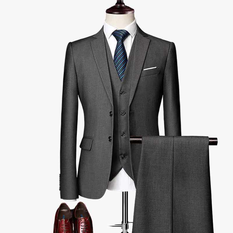 Męski trzyczęściowy garnitur slim fit na wesele i do biura – nowoczesny styl na letnie wydarzenia
