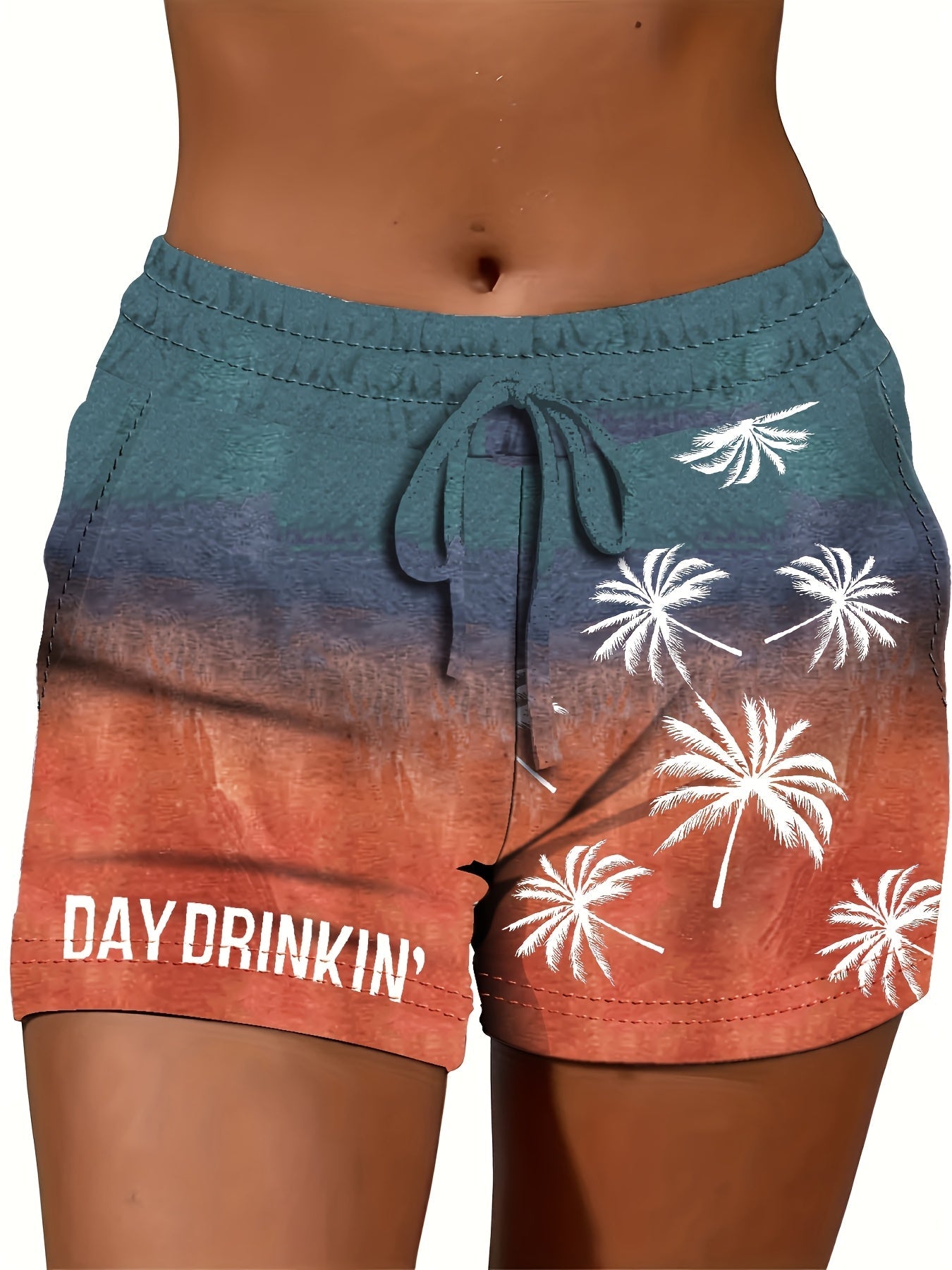 Dame fritidsshorts med palmemønster og «Day Drinkin'»-tekst – Perfekt for ferie og sommer