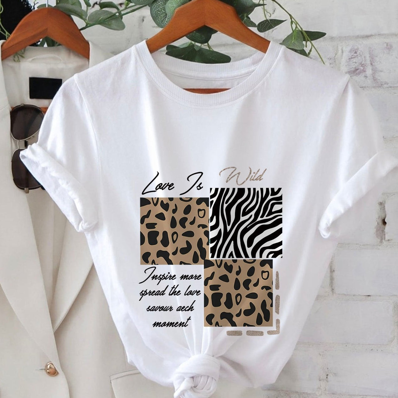 Dame T-shirt med dyreprint og inspirerende citat – moderigtigt fritidsskjorte med leopard- og zebramønster