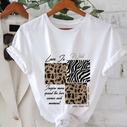 Dame T-shirt med dyreprint og inspirerende citat – moderigtigt fritidsskjorte med leopard- og zebramønster