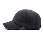 Klassieke wintermuts met oorflappen in snapback-stijl