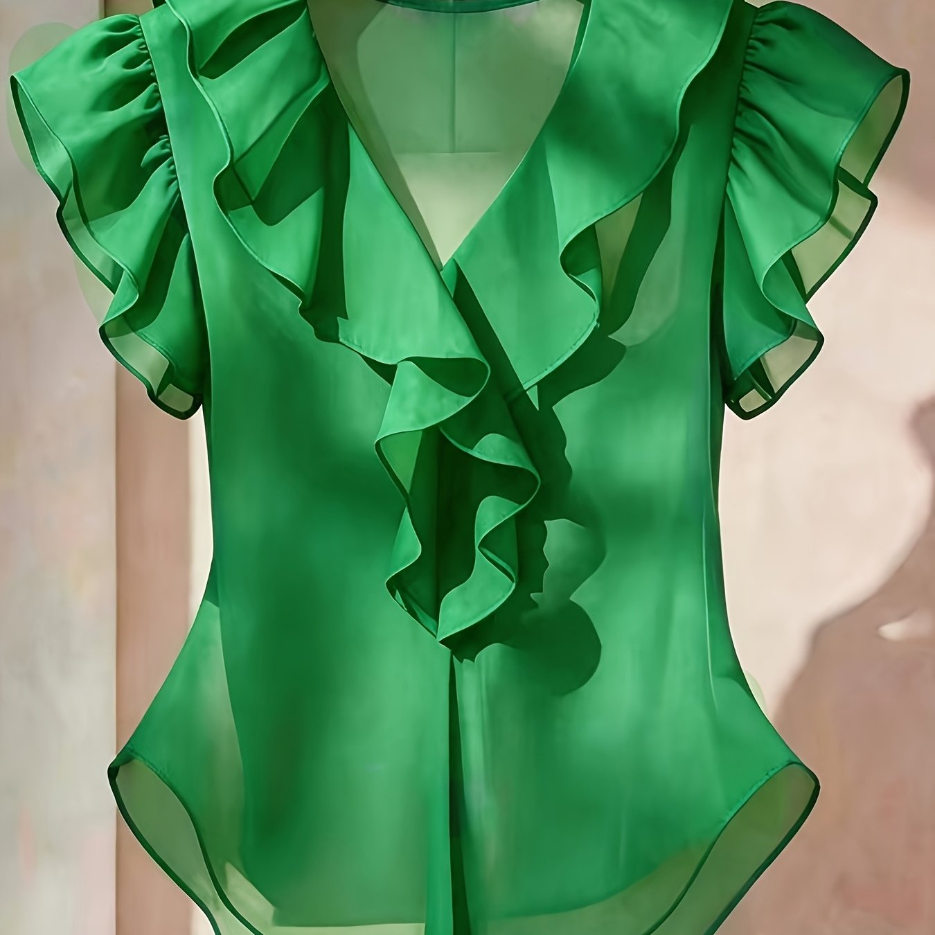 Damevolantbluse med V-hals og volanger – Elegant chiffongbluse for kontor og kveld