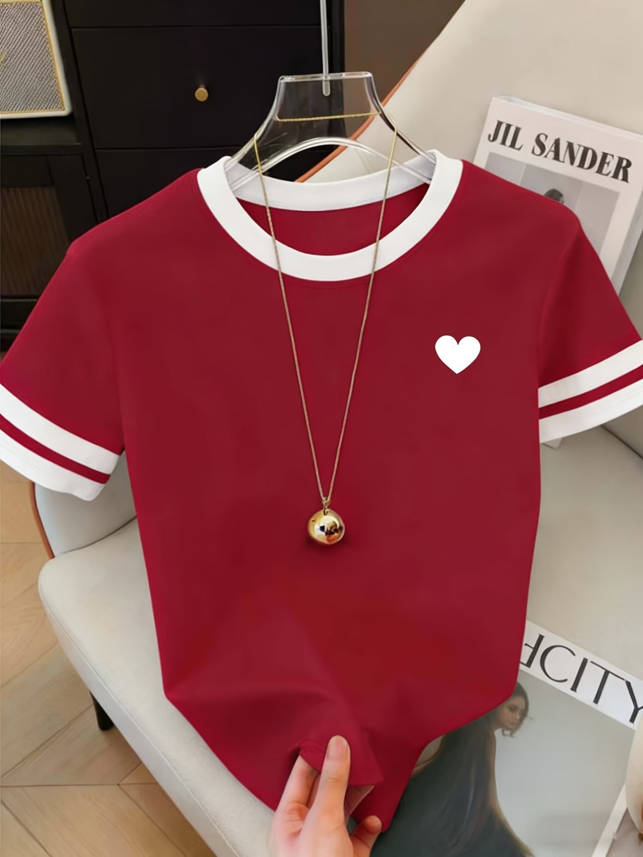 Dam T-shirt med hjärtmönster och kontrastremsor – fritidsstil för vardag och sommar