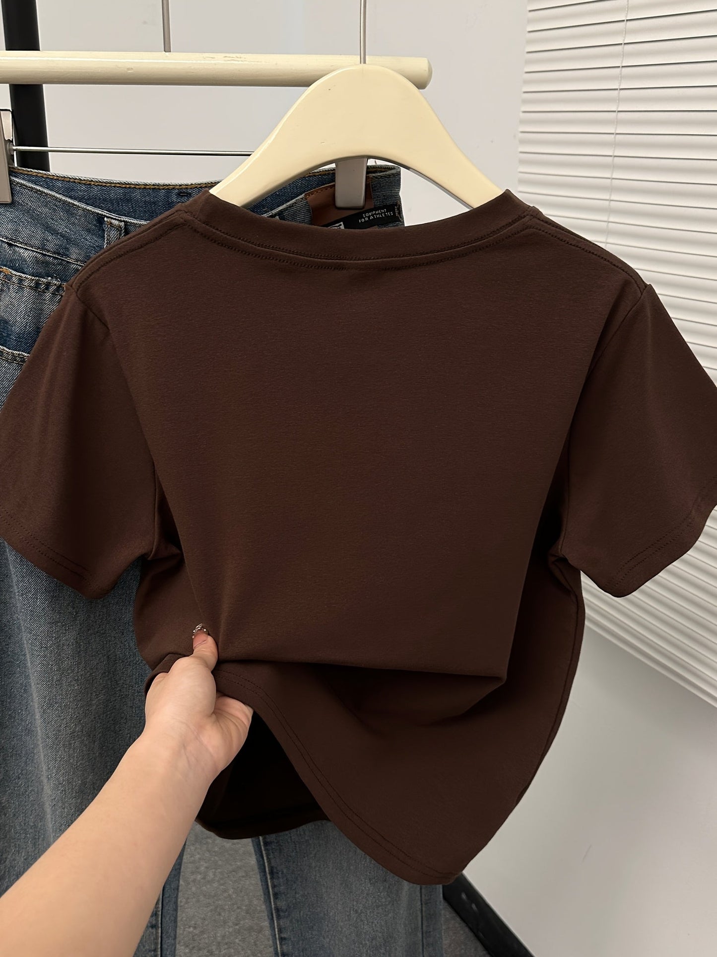 Dam-pyjamaset kortärmad t-shirt och rutiga byxor – bekväm sovdräkt i casualstil