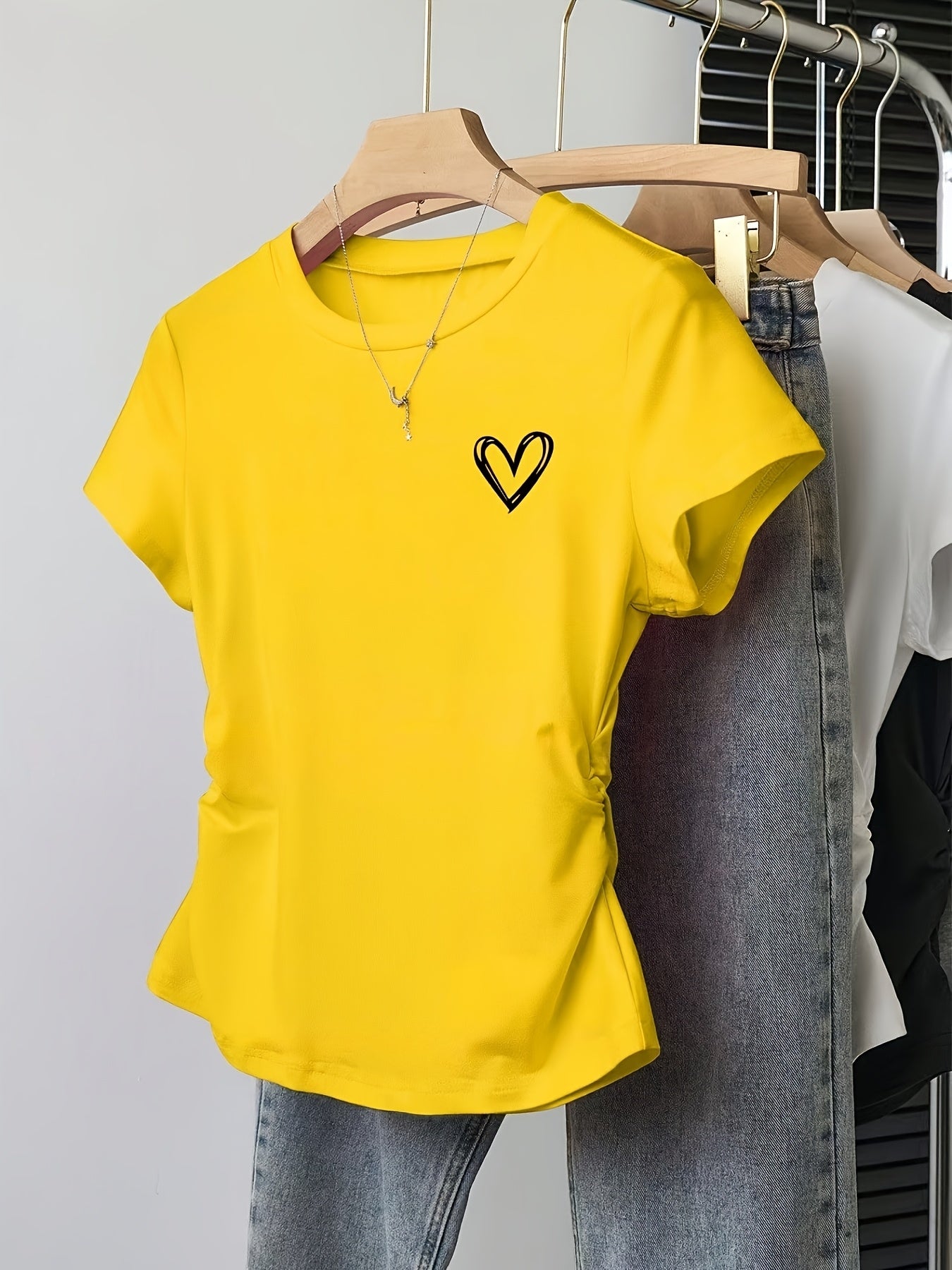 Camiseta para mujer con estampado de corazón y corte moderno – Ideal para día a día y ocio