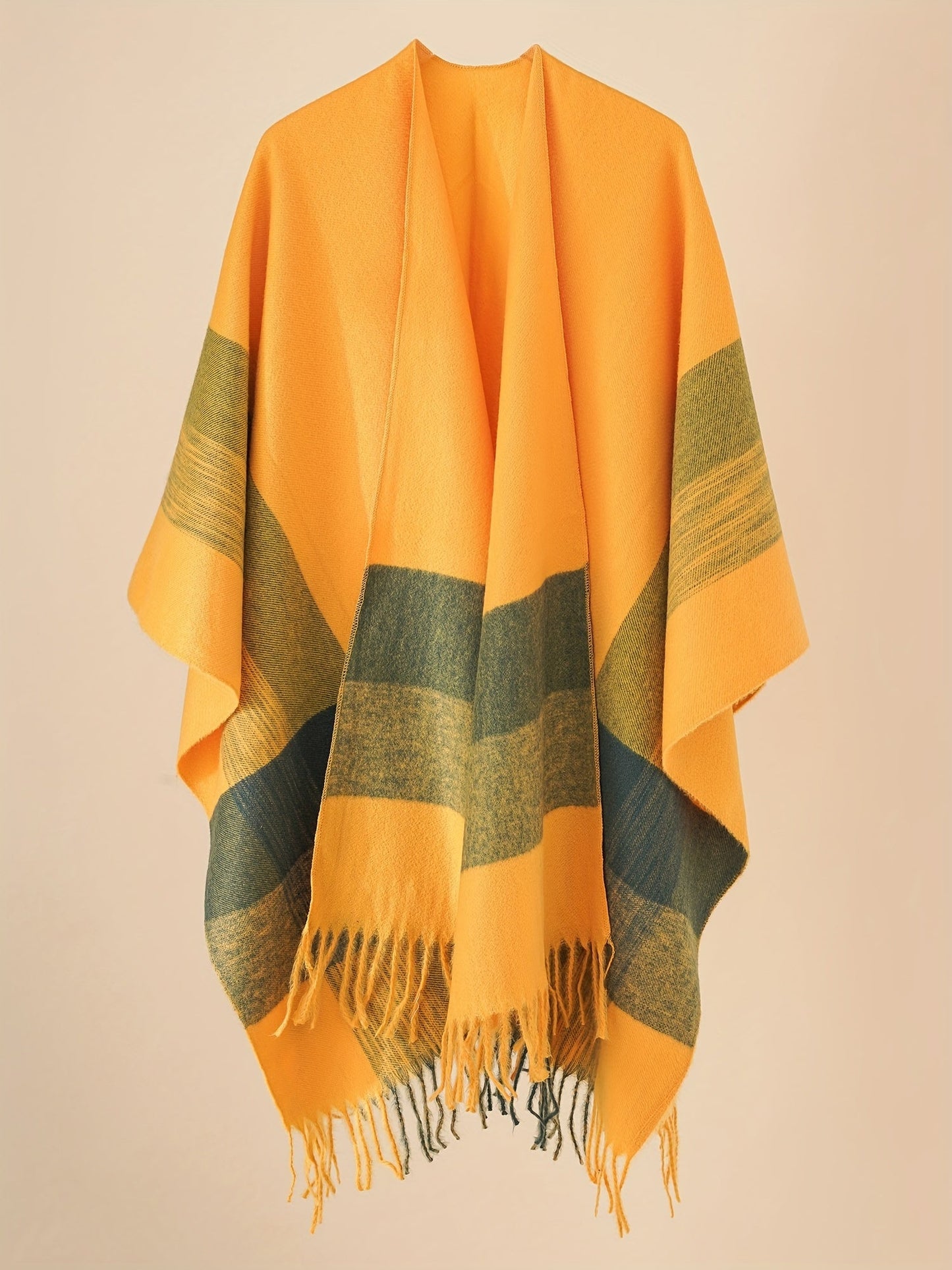 Poncho capa de mujer con flecos y frente abierto