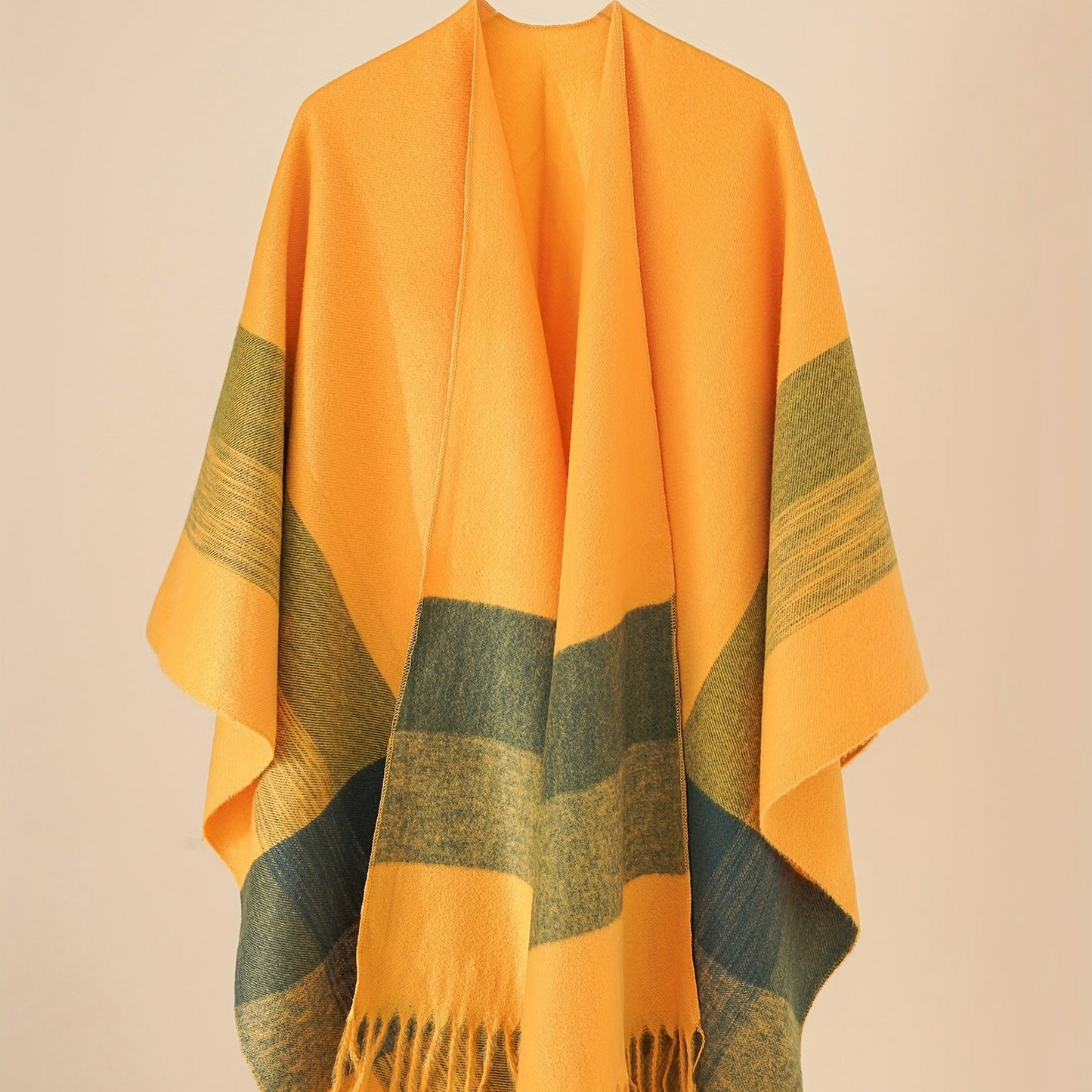 Poncho capa de mujer con flecos y frente abierto
