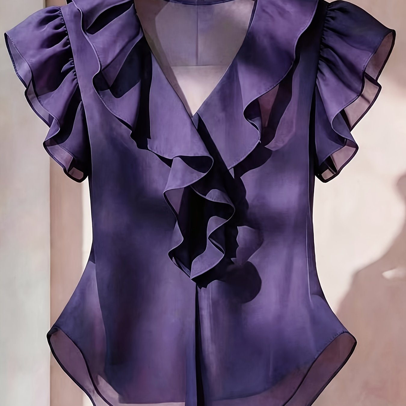 Damevolantbluse med V-hals og volanger – Elegant chiffongbluse for kontor og kveld