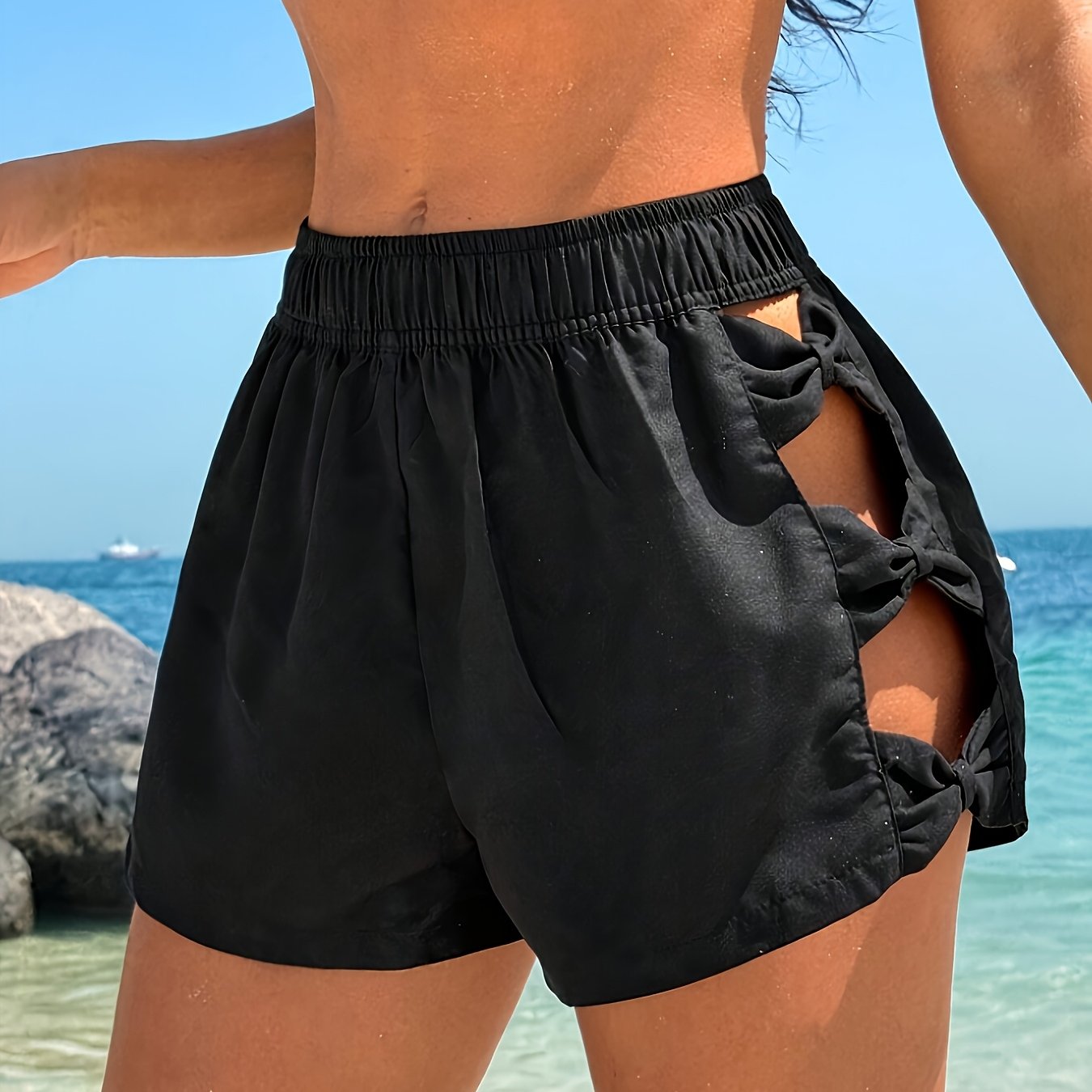 Shorts de resort para mujer con recortes y lazos – Moda de playa veraniega y a la moda
