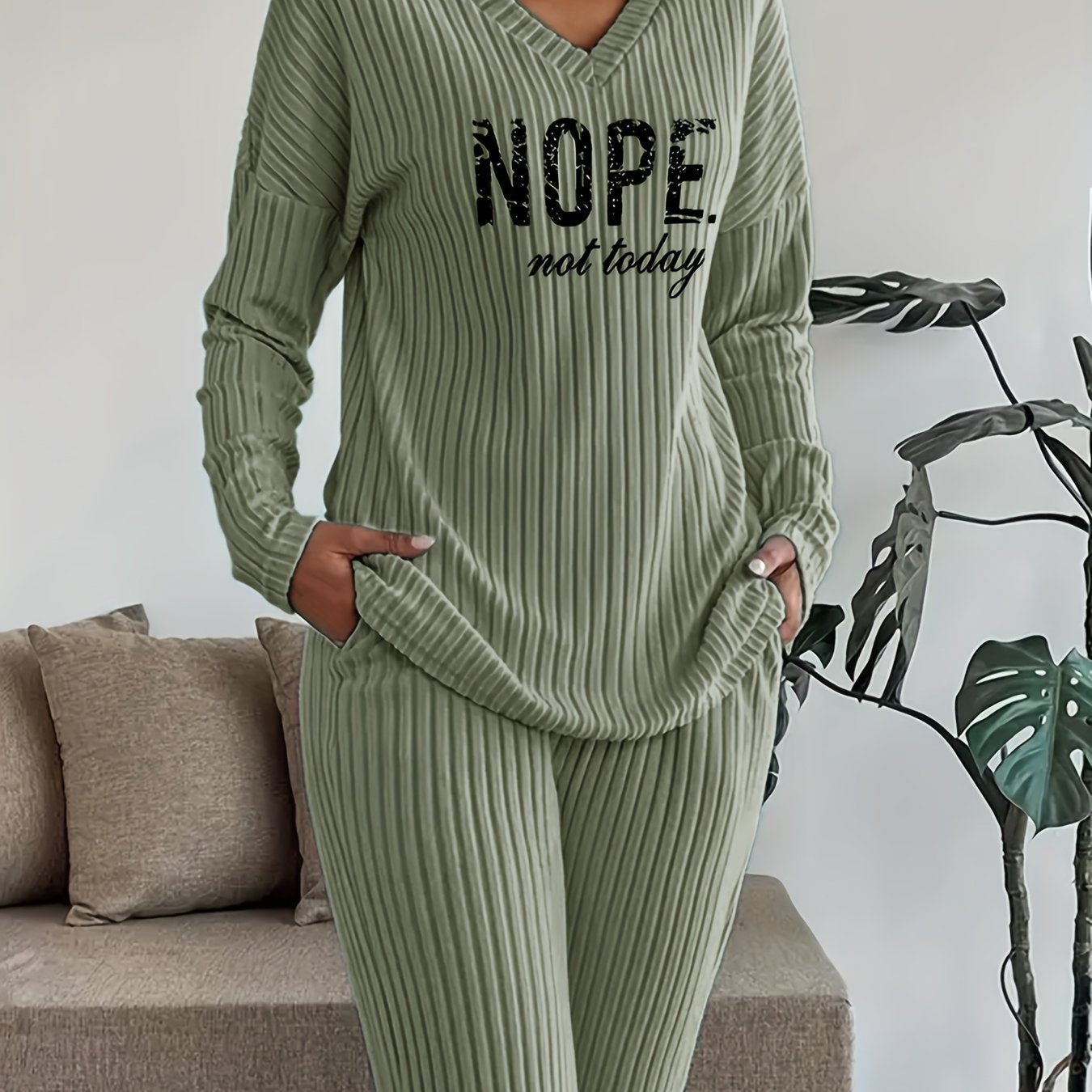 Damen Loungewear Set Gerippt mit V-Ausschnitt & Hose – "NOPE not today" Aufdruck