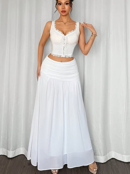Gonna lunga da donna in stile resort sulla spiaggia, elegantemente drappeggiata, look estivo romantico