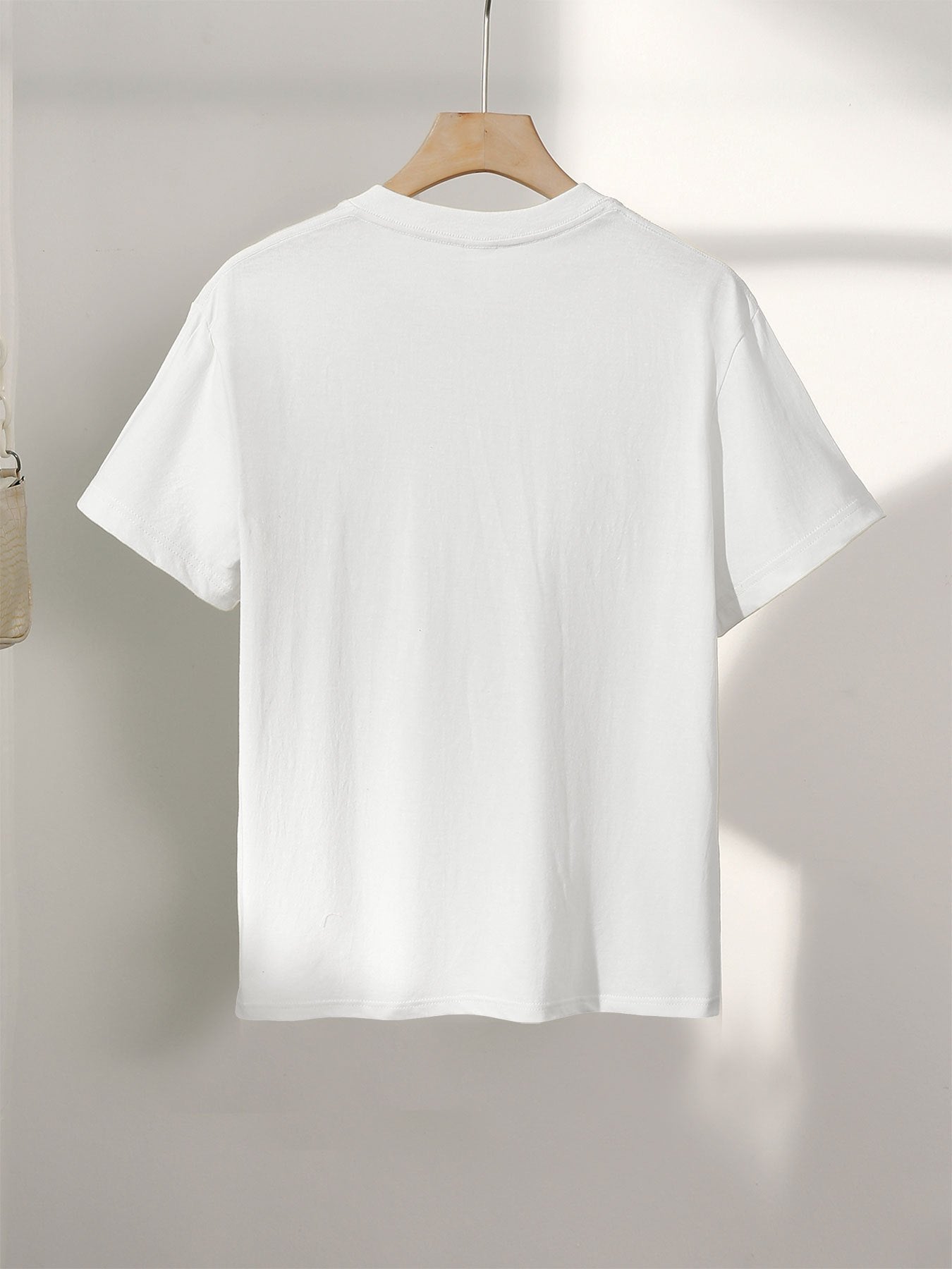 Dame T-shirt med dyreprint og inspirerende citat – moderigtigt fritidsskjorte med leopard- og zebramønster