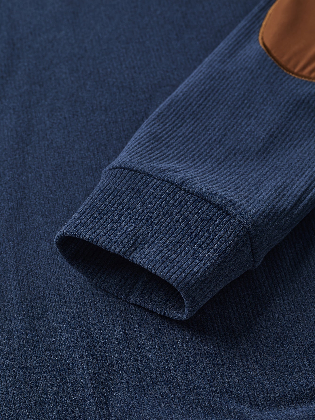 Jersey de punto para hombre azul y beige con cuello alto y parches en los codos