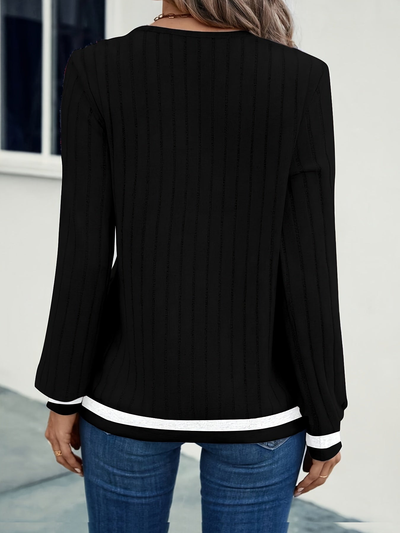 Damebluse med lange ærmer, V-hals og stribede manchetter, struktureret look
