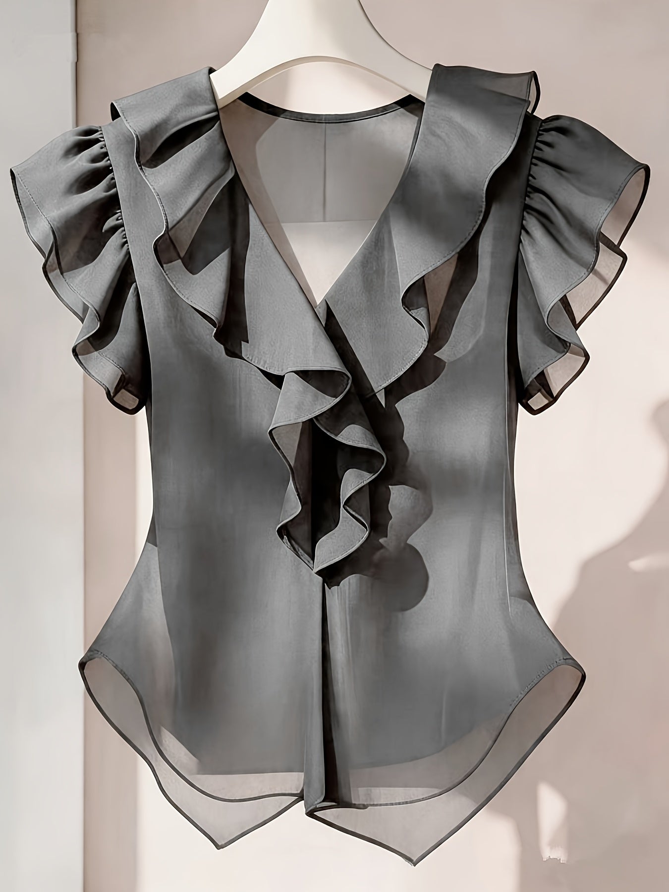 Damevolantbluse med V-hals og volanger – Elegant chiffongbluse for kontor og kveld