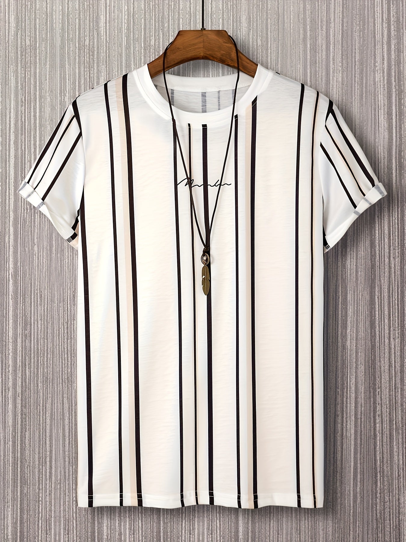 Męski T-shirt z pionowym wzorem w paski i nowoczesnym napisem – miejski casualowy styl