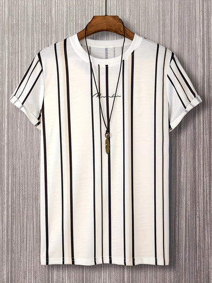 Męski T-shirt z pionowym wzorem w paski i nowoczesnym napisem – miejski casualowy styl