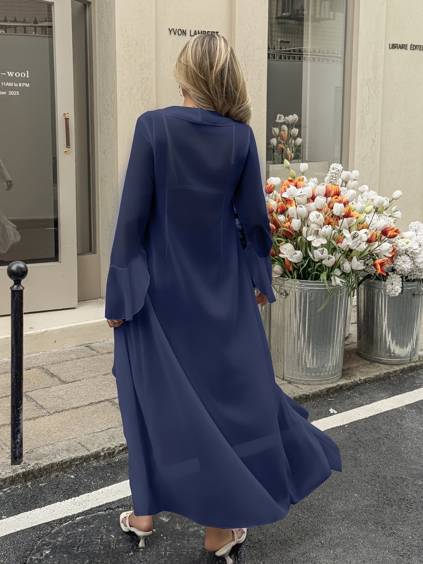 Damstrandkimono med volanger och öppen skärning – Elegant överdel för semester och sommar