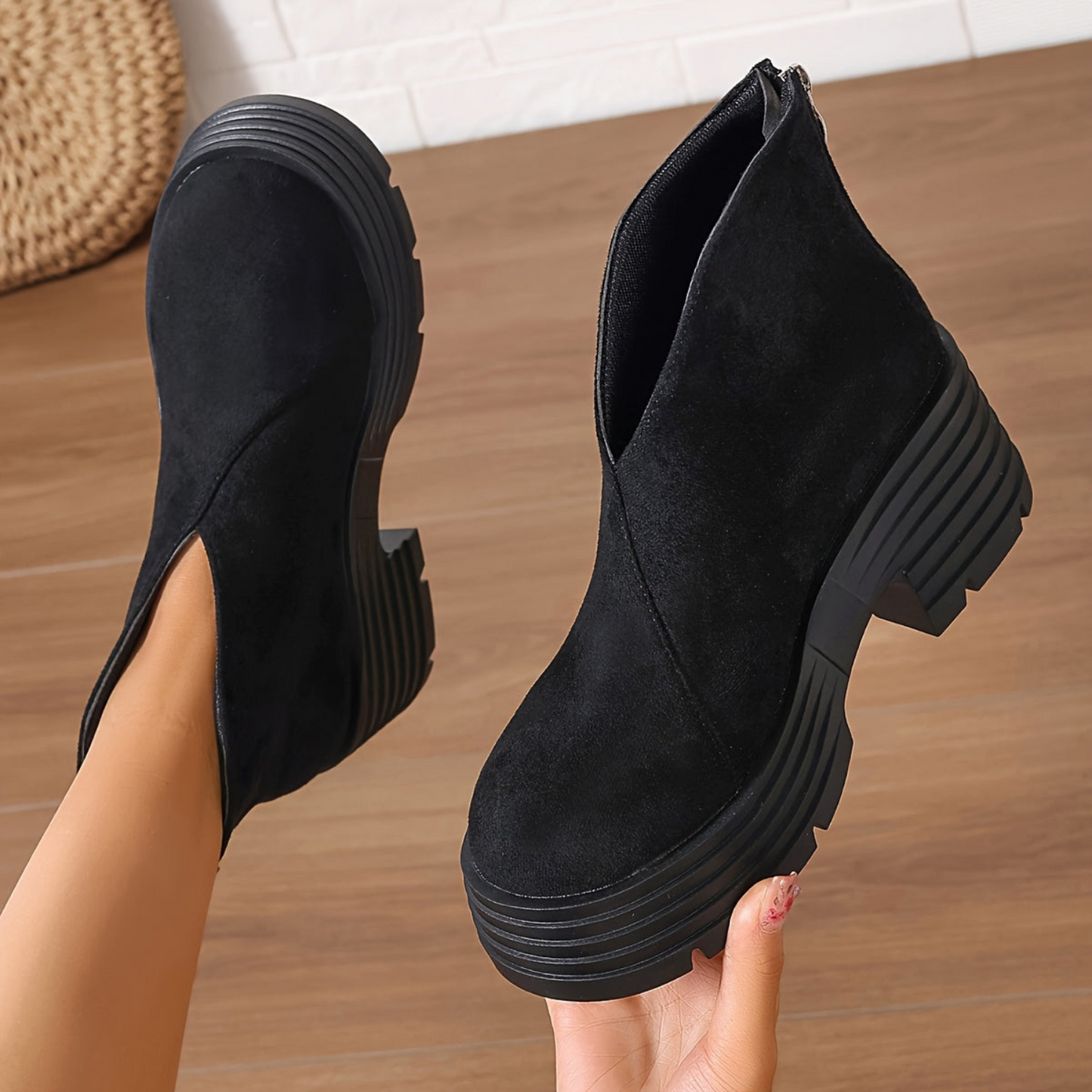 Damen Plateaustiefel mit V-Ausschnitt, robuster Sohle und Reißverschluss hinten