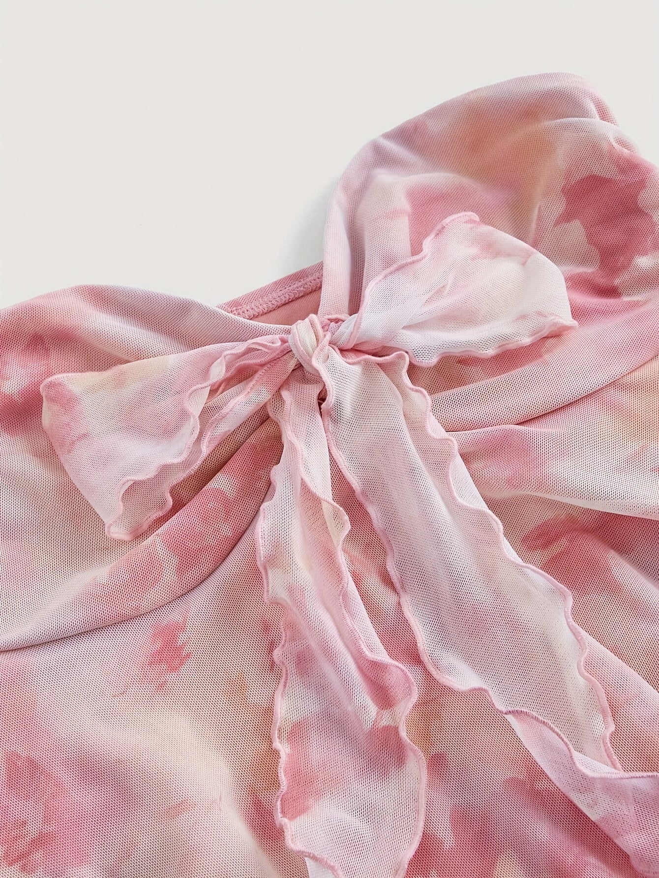 Top bandeau de mujer con estampado de acuarelas y dobladillo asimétrico – Atuendo de moda para fiestas y verano