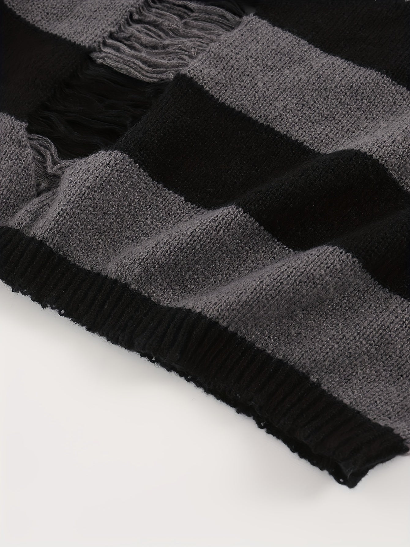 Kurzer Kapuzenpullover mit Streifen und langen Ärmeln