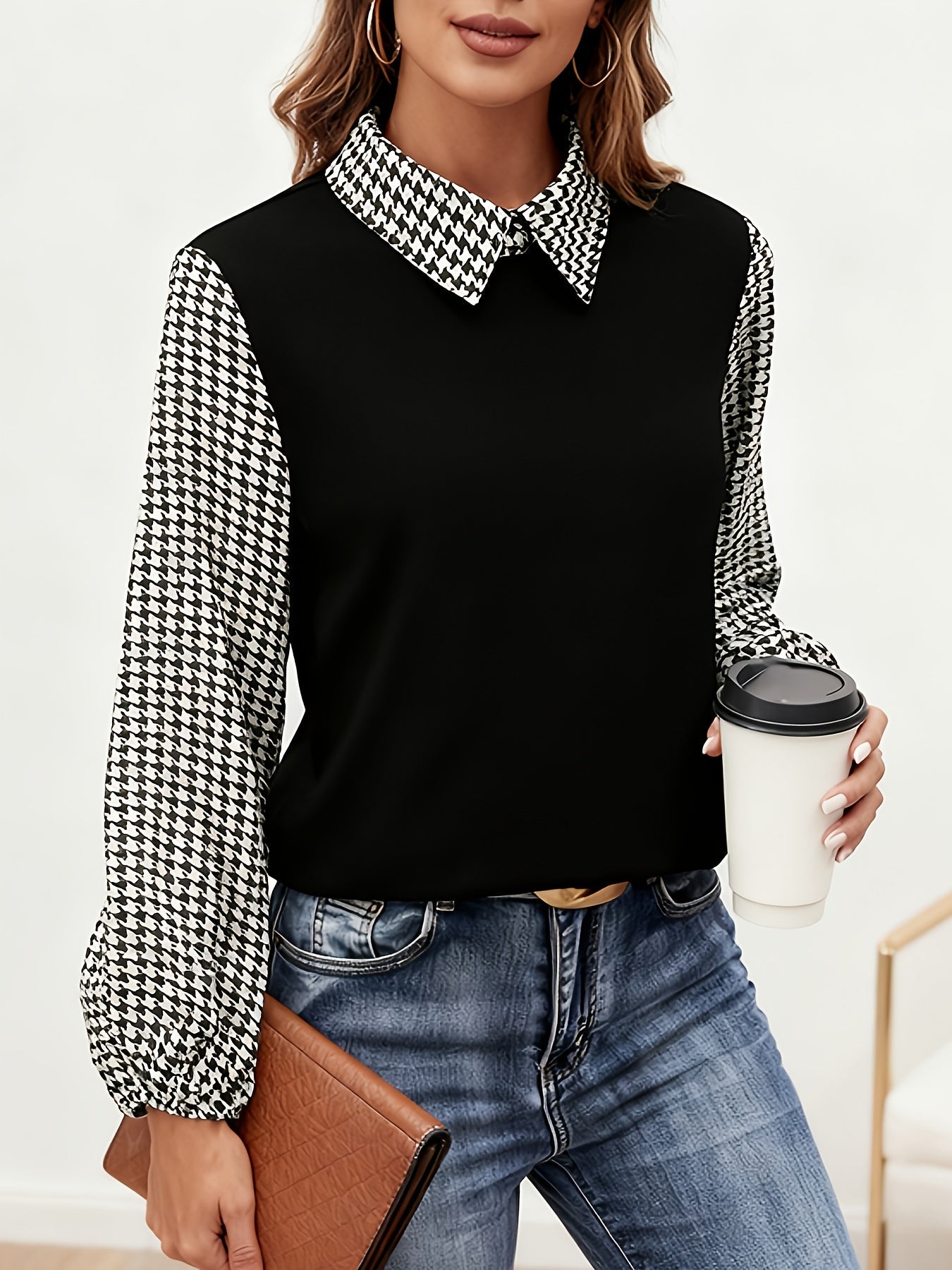 Blusa de mujer negra con estampado de pata de gallo, manga larga y cuello mao