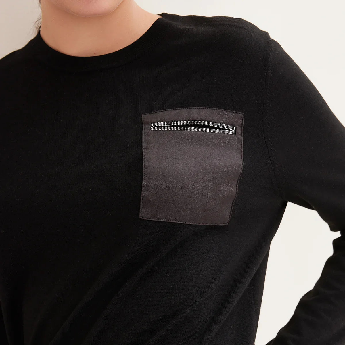 Langærmet dameshirt med rund hals og påsyet brystlomme