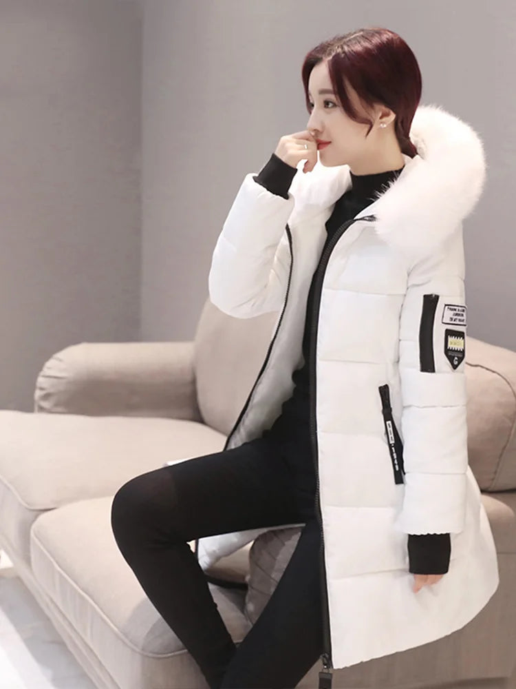 Cappotto imbottito invernale da donna con cappuccio e dettagli alla moda – Parka lungo per i giorni freddi