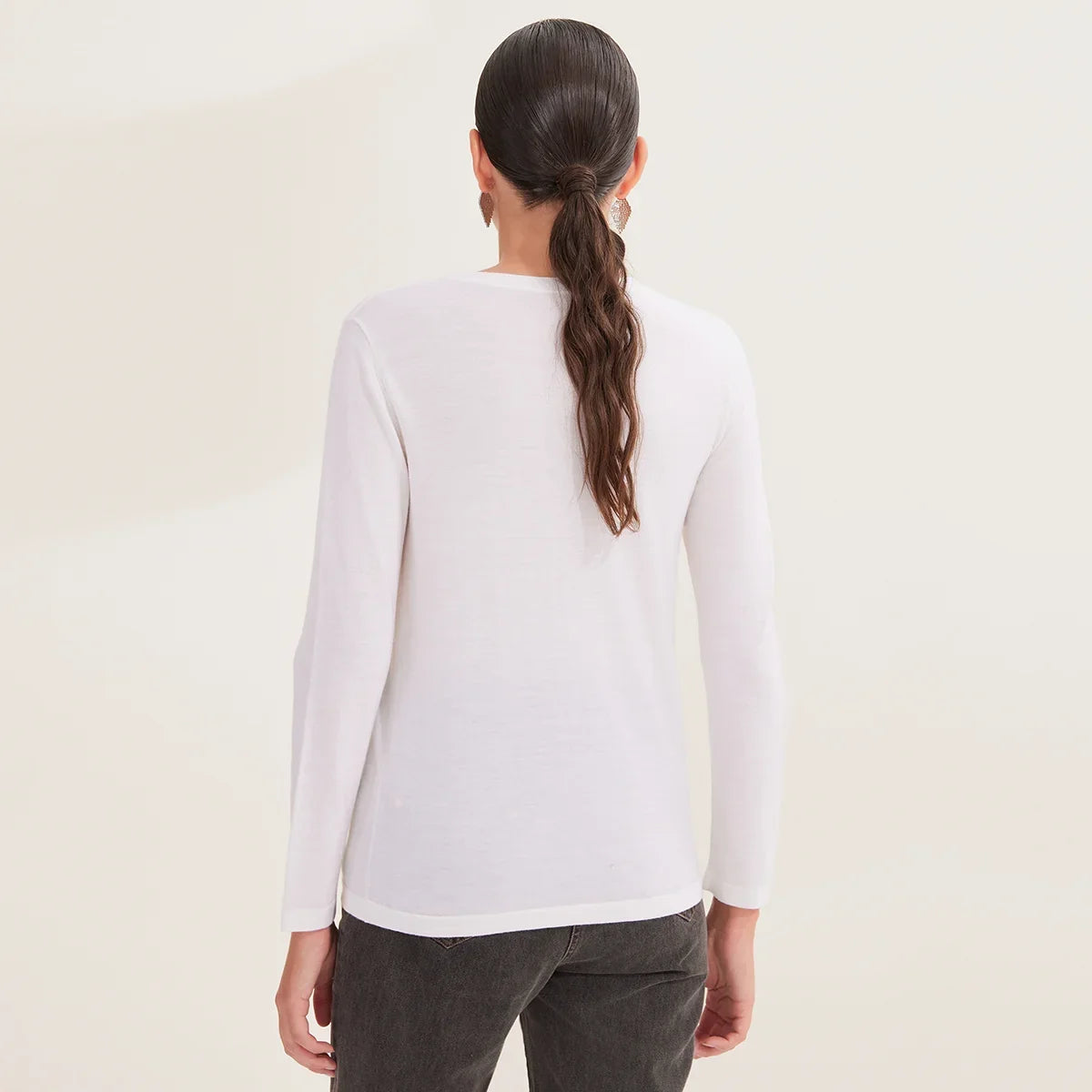 Langærmet dameshirt med rund hals og påsyet brystlomme