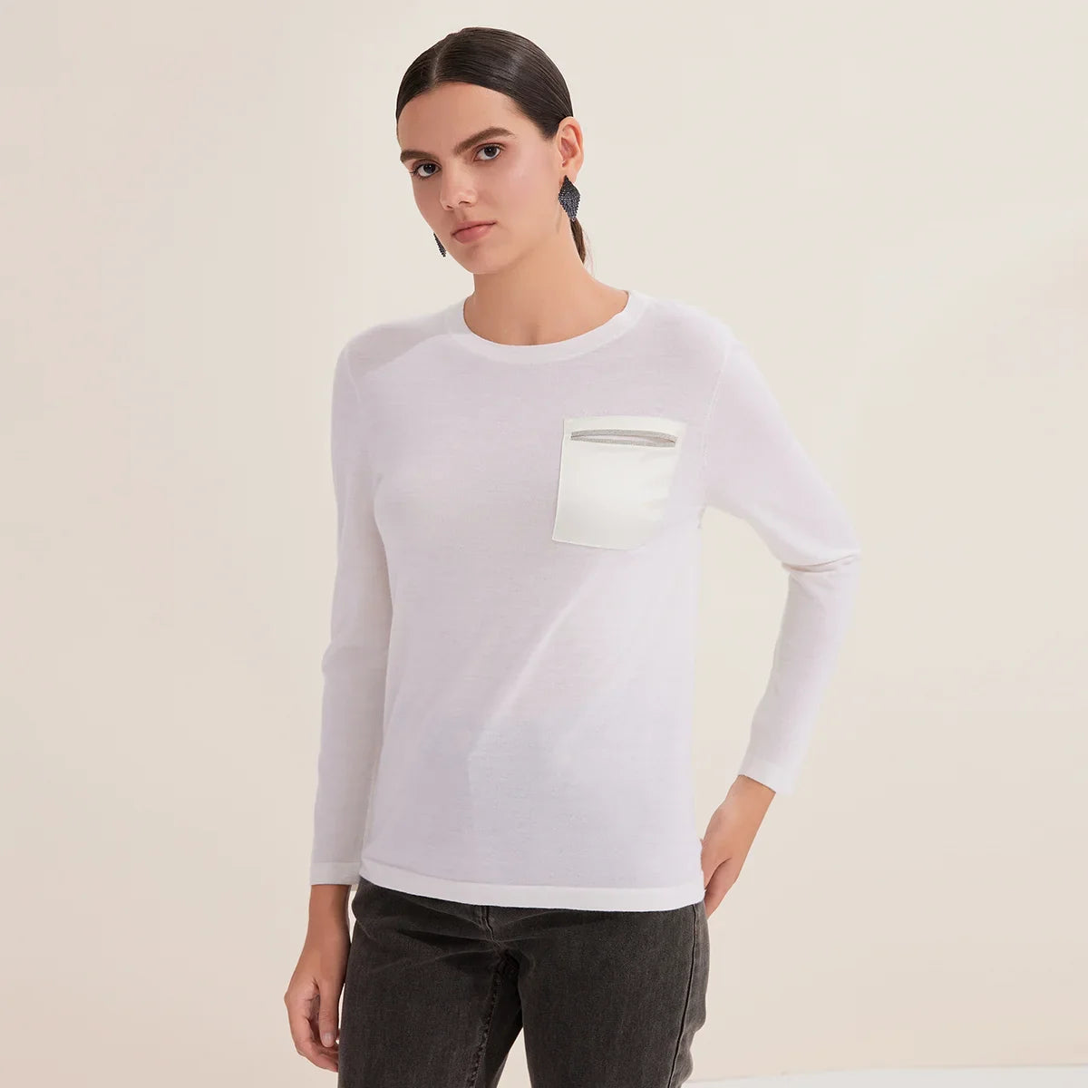 Langærmet dameshirt med rund hals og påsyet brystlomme