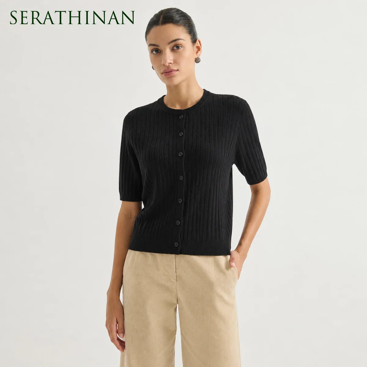 Gerippte Kurzarm Strickjacke für Damen mit Rundhals und Knopfleiste