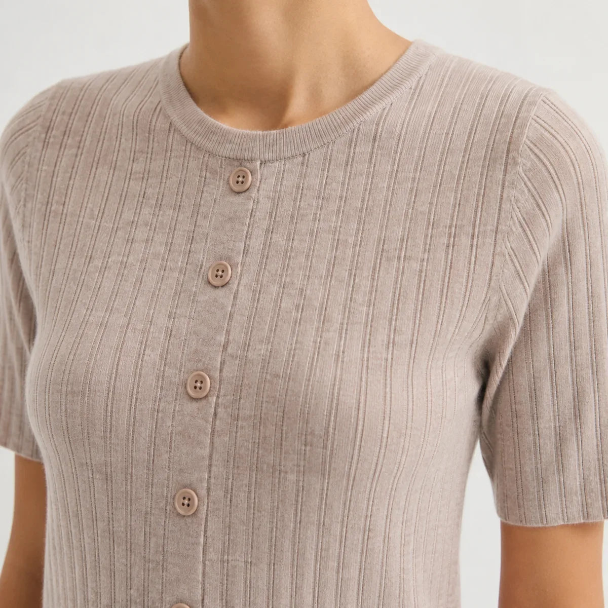 Gerippte Kurzarm Strickjacke für Damen mit Rundhals und Knopfleiste