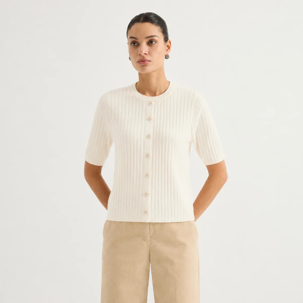 Gerippte Kurzarm Strickjacke für Damen mit Rundhals und Knopfleiste