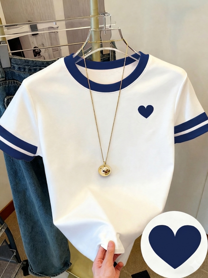 Dam T-shirt med hjärtmönster och kontrastremsor – fritidsstil för vardag och sommar