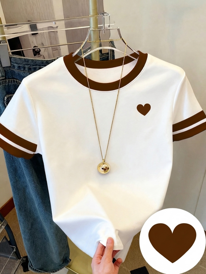 Dam T-shirt med hjärtmönster och kontrastremsor – fritidsstil för vardag och sommar