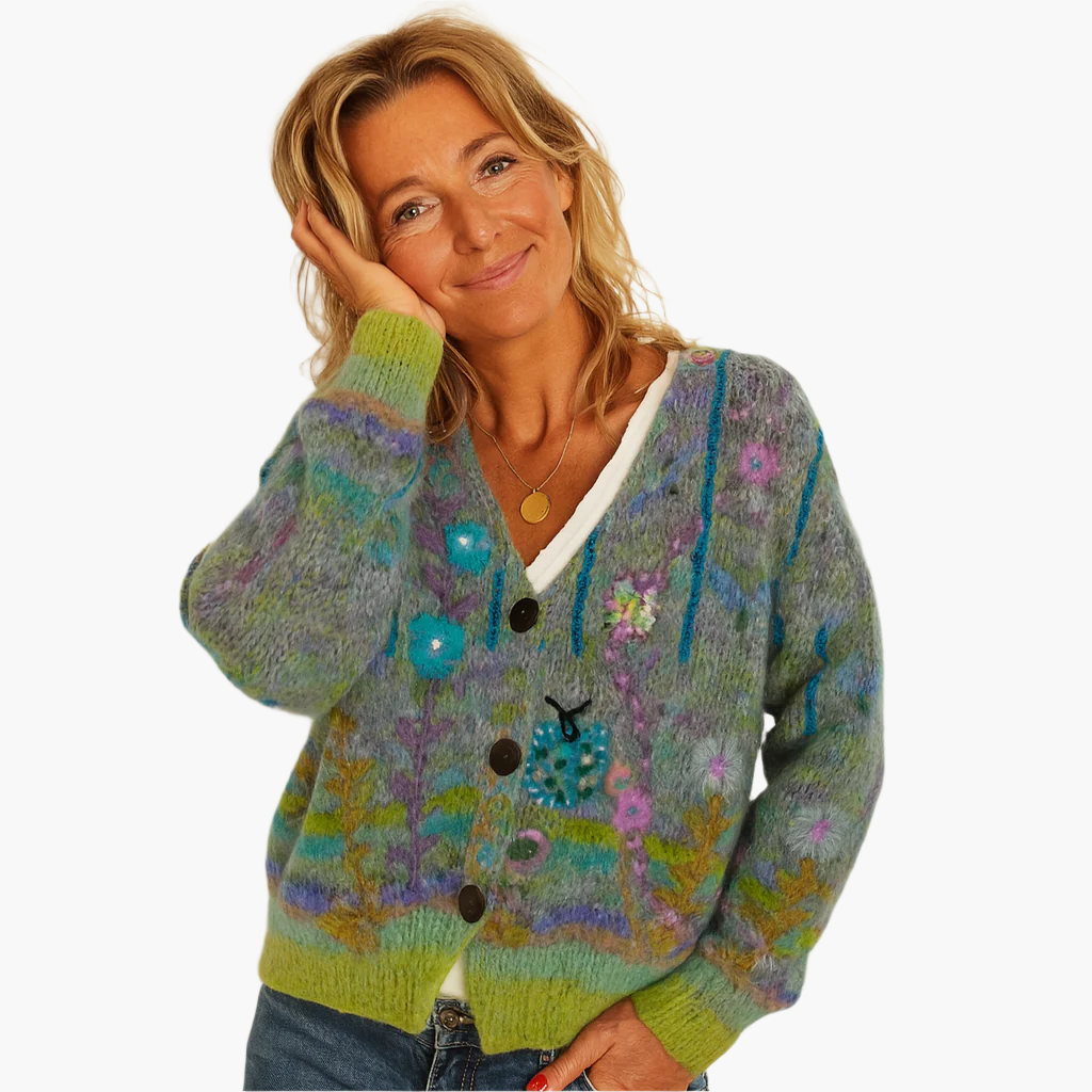 Dame strikcardigan i boho-stil med blomsterdetaljer – Moderigtig cardigan til fritid og hverdag