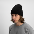 Gebreide muts met subtiel borduurwerk