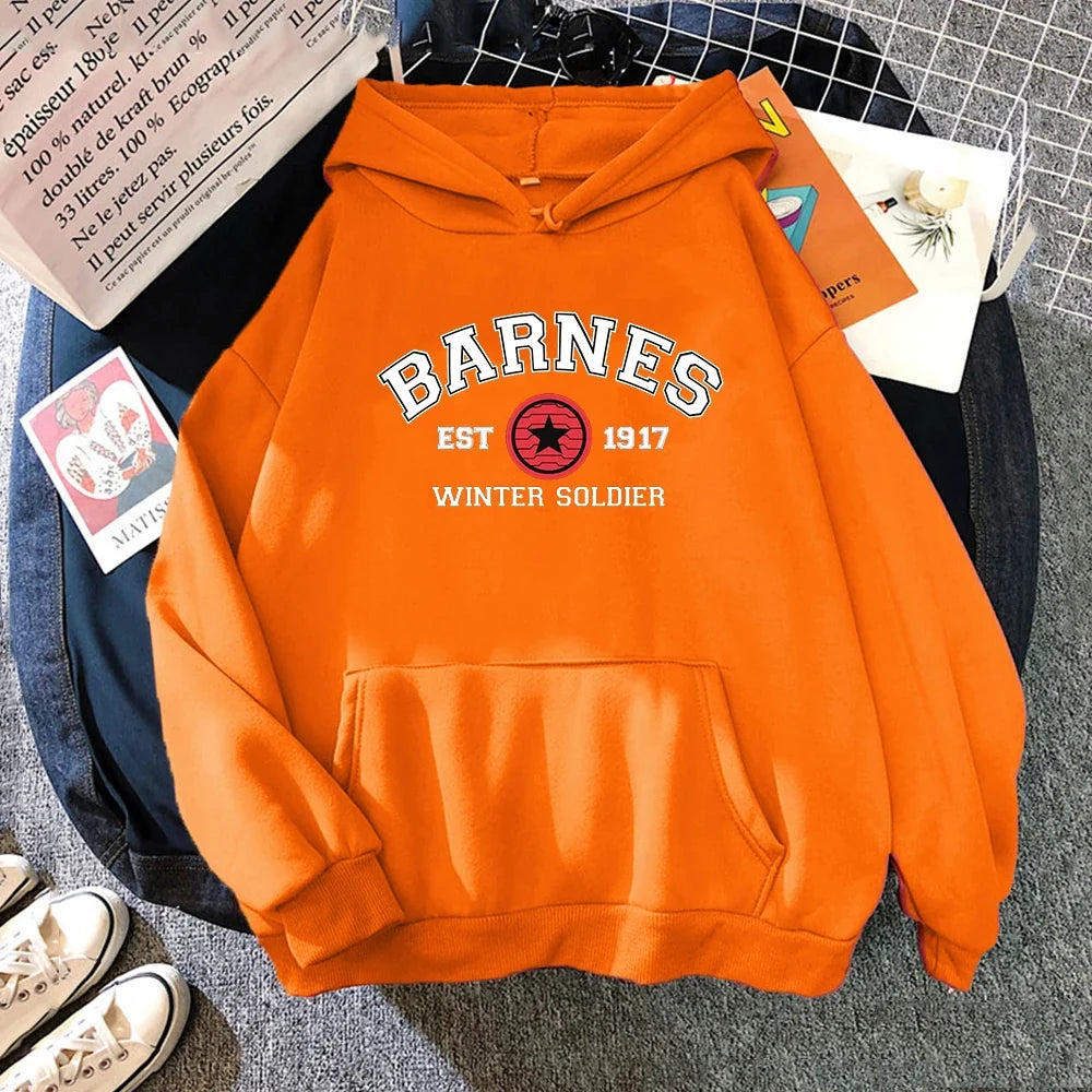 Hettegenser med kengurulomme - trykk med «BARNES EST 1917 WINTER SOLDIER»