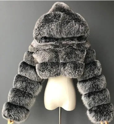 Kort fuskepelsjakke til dame med hette, stripete, i ulike farger