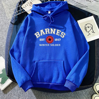 Hettegenser med kengurulomme - trykk med «BARNES EST 1917 WINTER SOLDIER»