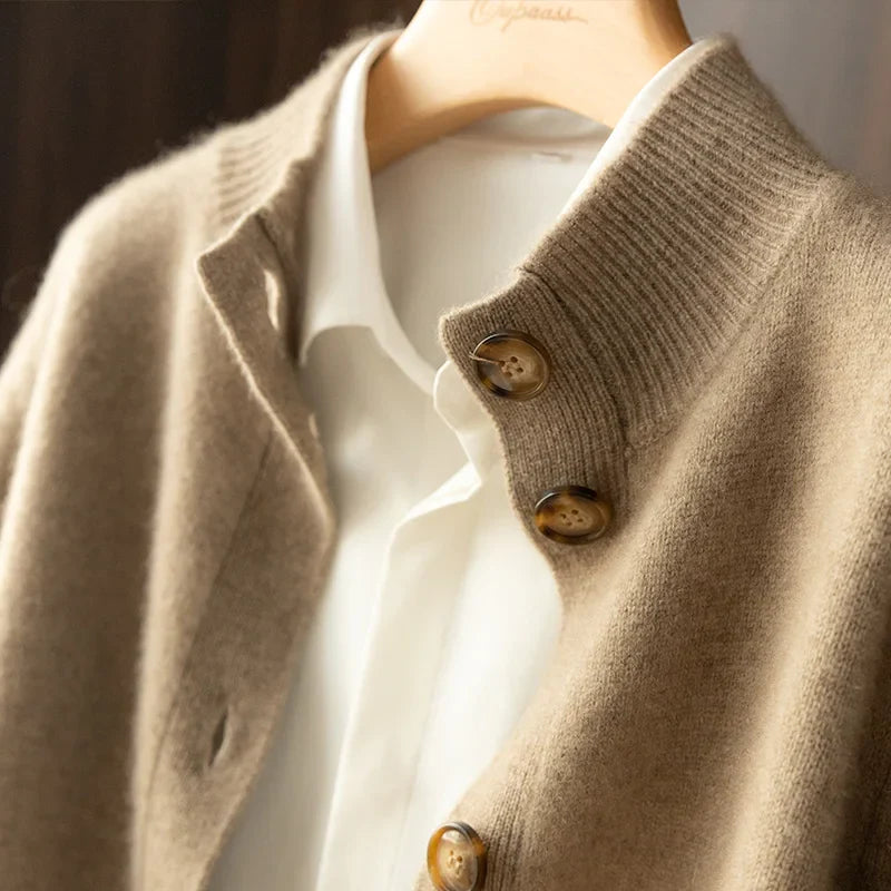 Damen Strickjacke mit Stehkragen und Knopfleiste – Eleganter Alltagsbegleiter im modernen Stil
