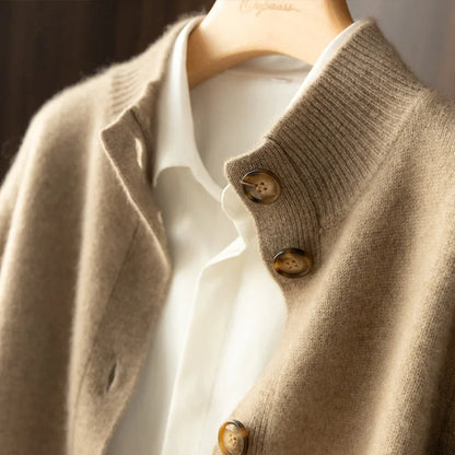 Damen Strickjacke mit Stehkragen und Knopfleiste – Eleganter Alltagsbegleiter im modernen Stil