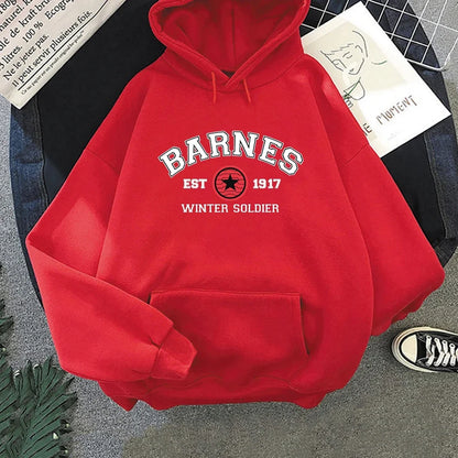 Hettegenser med kengurulomme - trykk med «BARNES EST 1917 WINTER SOLDIER»