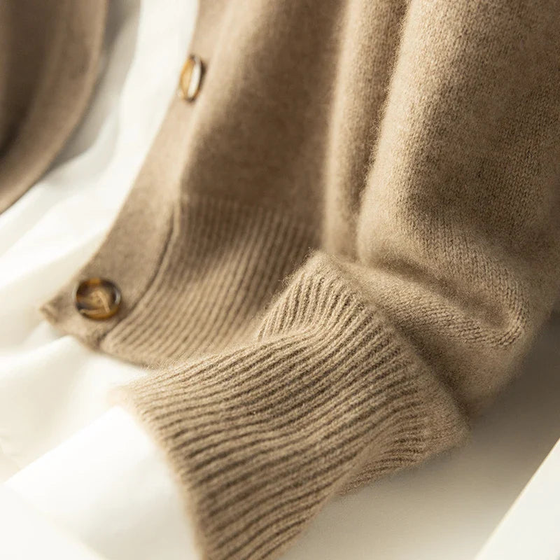 Damen Strickjacke mit Stehkragen und Knopfleiste – Eleganter Alltagsbegleiter im modernen Stil