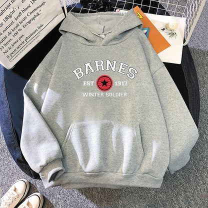 Hettegenser med kengurulomme - trykk med «BARNES EST 1917 WINTER SOLDIER»