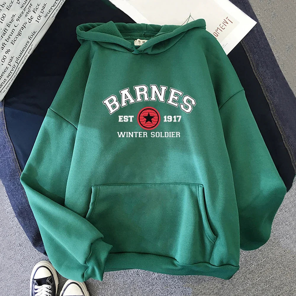 Hettegenser med kengurulomme - trykk med «BARNES EST 1917 WINTER SOLDIER»