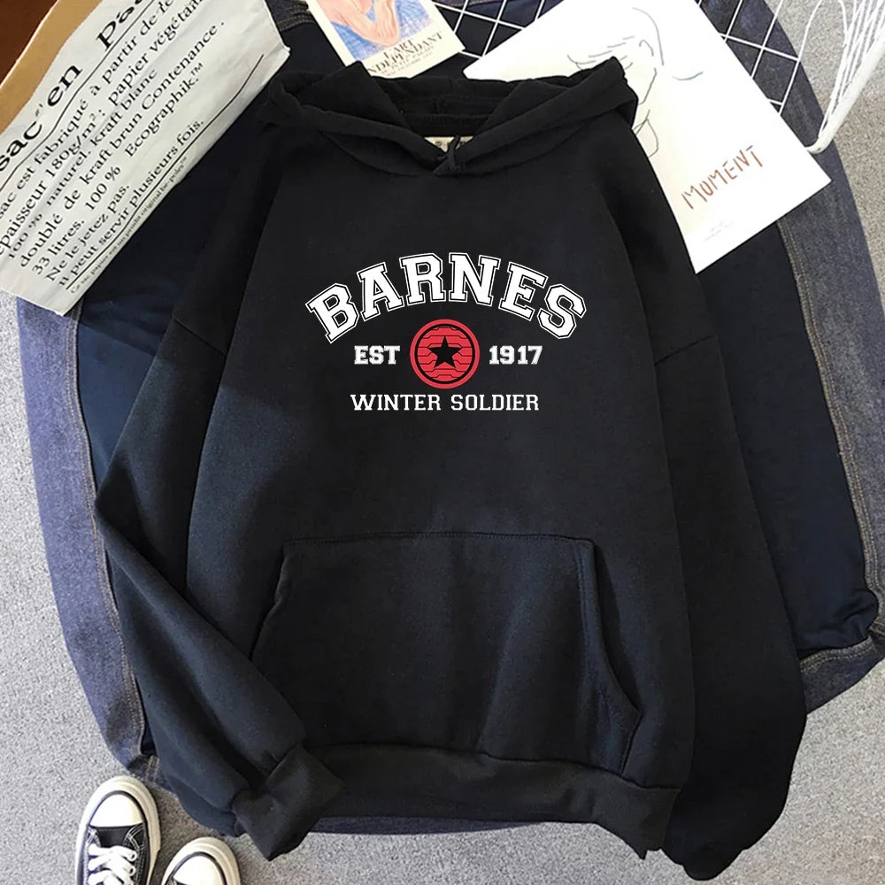 Hettegenser med kengurulomme - trykk med «BARNES EST 1917 WINTER SOLDIER»