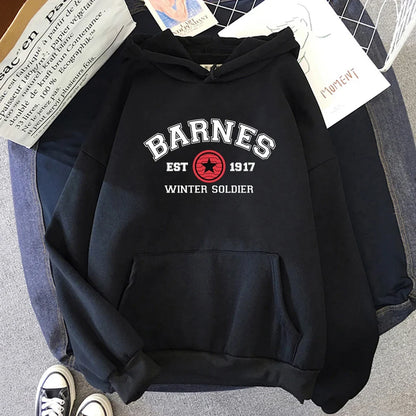 Hettegenser med kengurulomme - trykk med «BARNES EST 1917 WINTER SOLDIER»