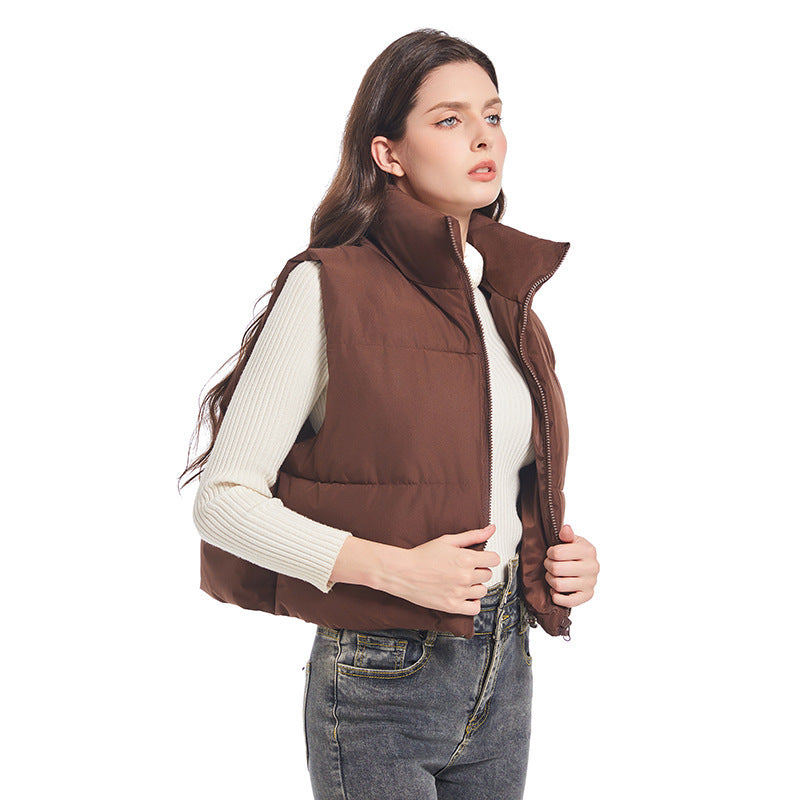 Extra lichte, korte gewatteerde bodywarmer voor dames met hoge opstaande kraag en koord